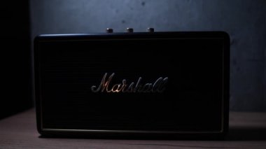 Ukrayna Kyiv Mart, 2023: Marshall Stanmore Akustik Sistemi Bluetooth Hoparlörü Kullanıma Hazır. Güzel video ve renk ışıklandırması