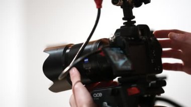 Konsept: video yapımı. Kameraman Sony Alpha kamerasını çekim için ayarlıyor. Kontrol monitörü, tripodun üzerindeki kamera. Ukrayna. Kyiv. Mart 2023