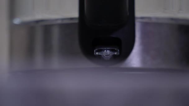 Elektrische Glazen Ketel Kookt Water Meetkolom Hoeveelheid Water Slow Motion — Stockvideo