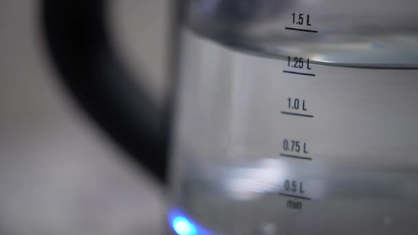 Wasserkocher Aus Glas Kocht Wasser Messsäule Die Wassermenge Teekanne Zeitlupe — Stockvideo
