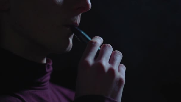 담배를 남자가 속에서 담배를 피운다 유인원 심실성 빈맥이야 예방법 흡연의해 — 비디오