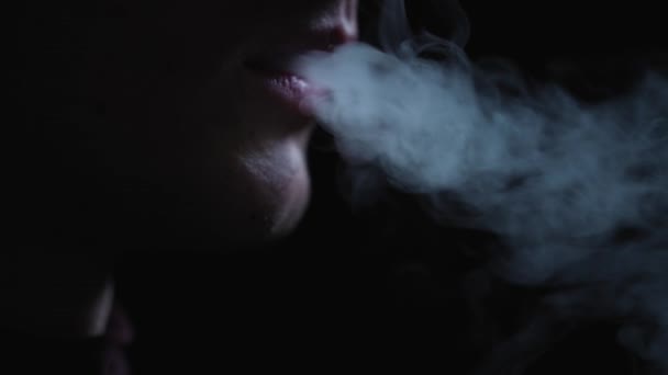 Dispositivo Elétrico Para Fumar Homem Fuma Cigarro Electrónico Escuro Vape — Vídeo de Stock