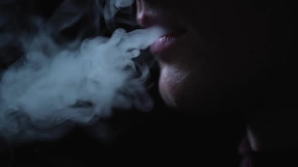 Elektromos Készülék Dohányzáshoz Egy Férfi Elektromos Cigarettát Szív Sötétben Szőlő — Stock videók