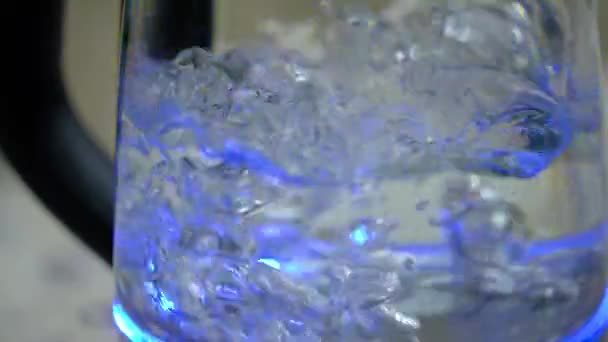電気ガラスケトルは水を沸かす 測定列 水の量 スローモーションティーポット 沸騰プロセス ゴボゴボというお湯 ティーポット照明 — ストック動画