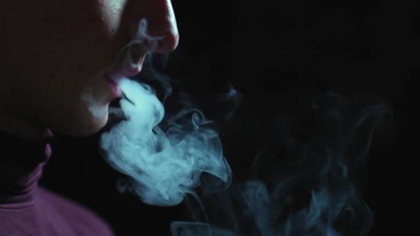 Elektrické Zařízení Kouření Muž Kouří Elektronickou Cigaretu Tmě Znásilnění Cig — Stock video