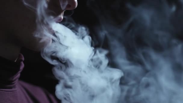 Електричний Пристрій Паління Чоловік Курить Електронну Сигарету Темряві Вейп Електронна — стокове відео