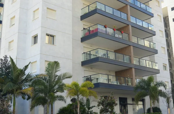 Schöner Balkon Einem Modernen Mehrfamilienhaus Weißes Gebäude Vor Blauem Himmel — Stockfoto