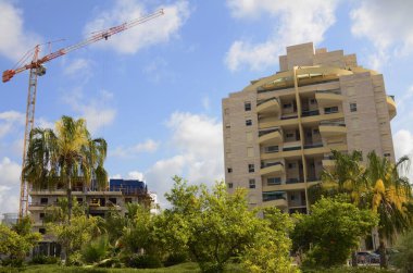 Modern meskun çok katlı bina. Konsept: inşaat, emlak, aileler için konut