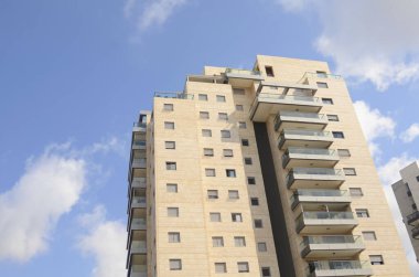 Modern meskun çok katlı bina. Konsept: inşaat, emlak, aileler için konut