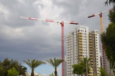 İnşaat vinci, büyük bir bina inşaatı. İsrail 'de gayrimenkul. Yatırım, ipotek, kredi, alım. Yüksek binalar, yüksek binalar.