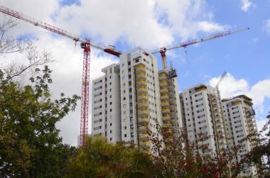 İnşaat vinci, büyük bir bina inşaatı. İsrail 'de gayrimenkul. Yatırım, ipotek, kredi, alım. Yüksek binalar, yüksek binalar.