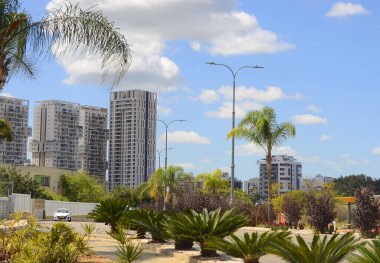 Modern meskun çok katlı bina. Konsept: inşaat, emlak, aileler için konut