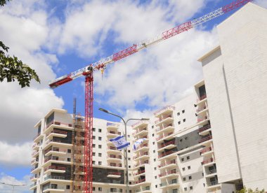 İsrail 'de gayrimenkul kavramı. Modern bir apartman inşaatı. ve İsrail bayrağı. Orta Doğu 'da bir ev almak..
