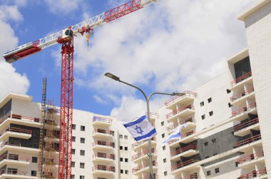 İsrail 'de gayrimenkul kavramı. Modern bir apartman inşaatı. ve İsrail bayrağı. Orta Doğu 'da bir ev almak..