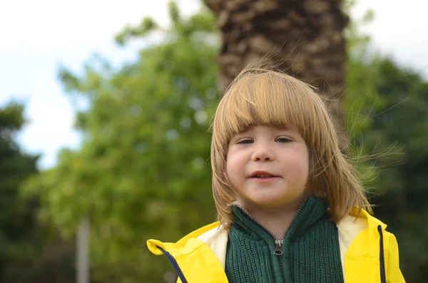 Roztomilý Chlapeček Dlouhými Vlasy Žlutém Plášti Portrét Dítěte Jaře Nebo — Stock fotografie