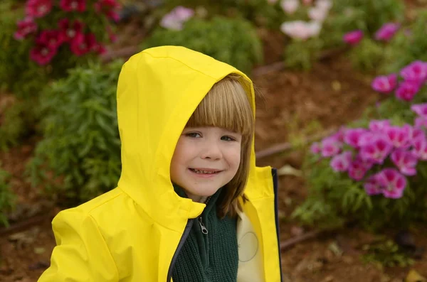 Lindo Niño Con Pelo Largo Impermeable Amarillo Retrato Niño Primavera —  Fotos de Stock