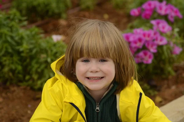 可爱的小男孩 长长的头发 黄色的雨衣 春天或秋天的孩子的画像 男孩笑了 — 图库照片