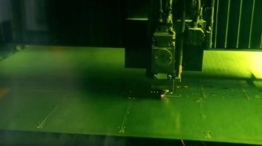 Lazer otomatik modda kesiliyor. Lazer metali keser ve elektronik devre kartları yapar. Mikroçip üretimi, basılı devre kartları.