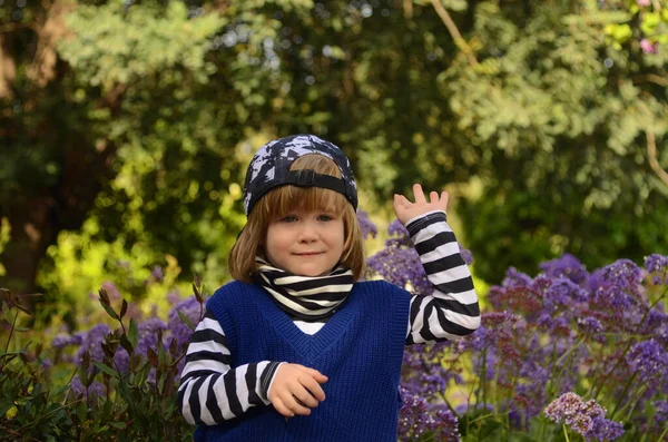 积极的男孩鬼混 可爱的宝宝在公园散步 一个穿着条纹夹克和帽子的4岁男孩的画像 — 图库照片