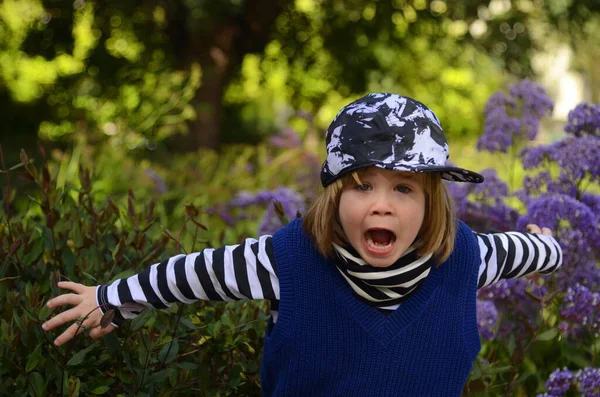 积极的男孩鬼混 可爱的宝宝在公园散步 一个穿着条纹夹克和帽子的4岁男孩的画像 — 图库照片