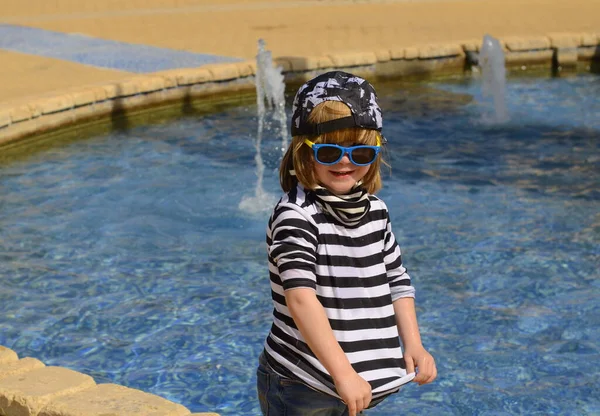 Çizgili Tişörtlü Güneş Gözlüklü Havalı Bir Çocuk Yaşında Bir Çocuk — Stok fotoğraf