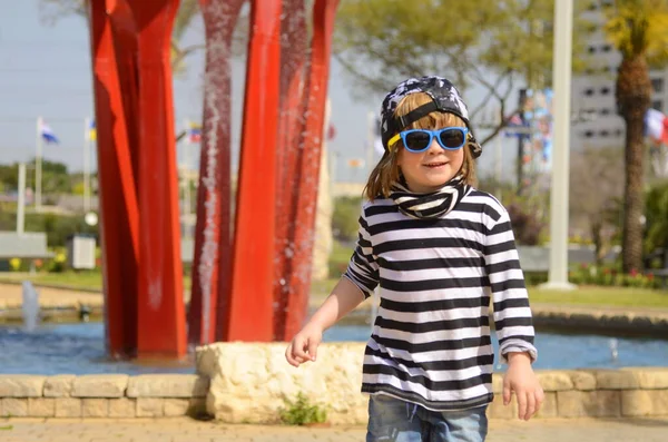 Chico Guay Con Una Camiseta Rayas Gafas Sol Niño Años — Foto de Stock