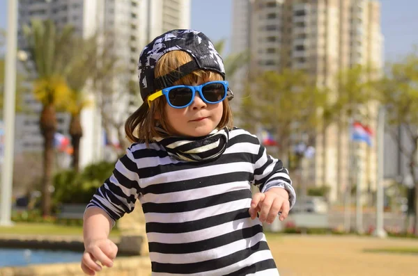 Rapazinho Fixe Com Uma Shirt Listrada Óculos Sol Rapaz Anos — Fotografia de Stock