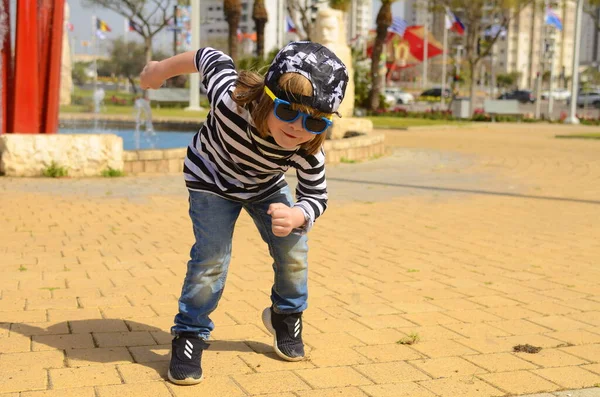 Cooler Kleiner Junge Gestreiftem Shirt Und Sonnenbrille Ein Jähriger Junge — Stockfoto