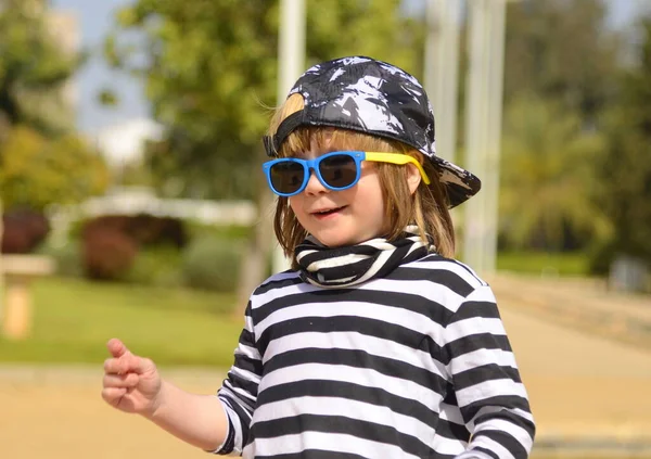 Çizgili Tişörtlü Güneş Gözlüklü Havalı Bir Çocuk Yaşında Bir Çocuk — Stok fotoğraf