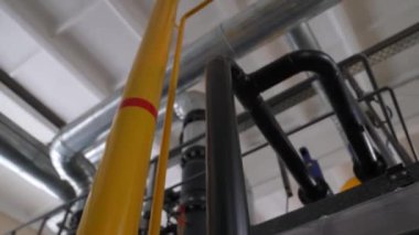 Kazan dairesi içeride. Gaz boruları ve su boruları. Kazan dairesinin panoraması.