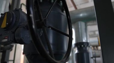 Kazan dairesindeki büyük valf. Büyük borular, ısı kaynağı. Ukrayna Ternopil Mart 2023