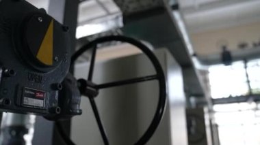 Kazan dairesindeki büyük valf. Büyük borular, ısı kaynağı. Ukrayna Ternopil Mart 2023