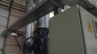 Kazan dairesindeki büyük valf. Büyük borular, ısı kaynağı. Ukrayna Ternopil Mart 2023