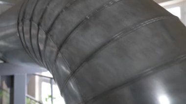 Kazan dairesi içeride. Gaz boruları ve su boruları. Kazan dairesinin panoraması.