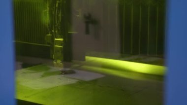 Lazer otomatik modda kesiliyor. Lazer metali keser ve elektronik devre kartları yapar. Mikroçip üretimi, basılı devre kartları