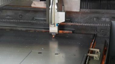 Lazer otomatik modda kesiliyor. Lazer metali keser ve elektronik devre kartları yapar. Mikroçip üretimi, basılı devre kartları