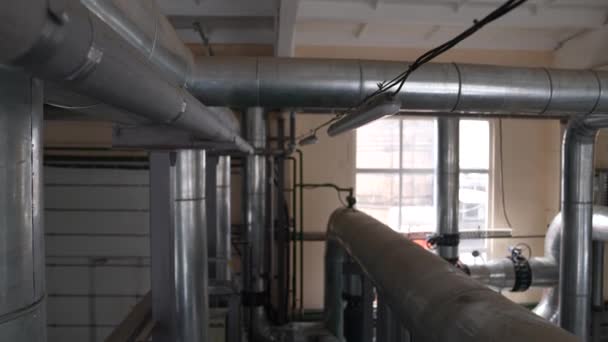 ボイラー室の中だ ガス管と水管を持つパイプ ボイラー室のパノラマ — ストック動画