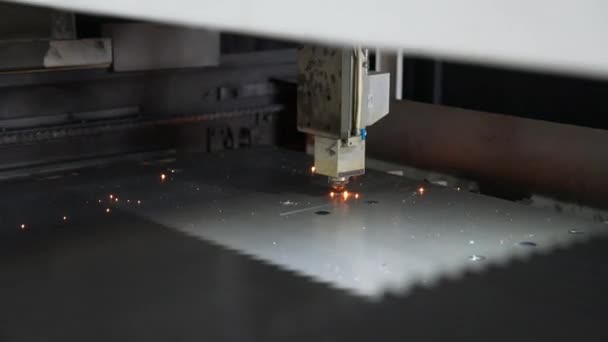 Laserové Řezání Automatickém Režimu Laser Řeže Kov Vyrábí Desky Elektronických — Stock video