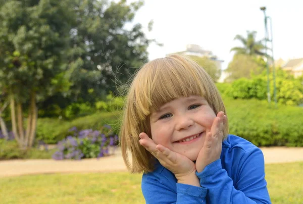 Küçük Bir Çocuğun Portresi Çocuk Gülümsüyor Yüzüne Yakın Çekim Sarı — Stok fotoğraf