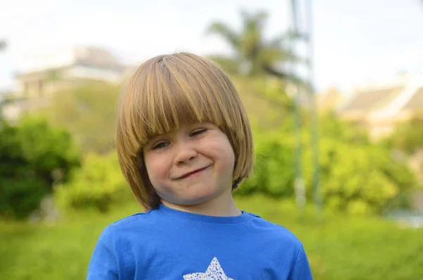 Porträtt Liten Pojke Barnet Ler Ansiktet Nära Håll Pojke Med — Stockfoto