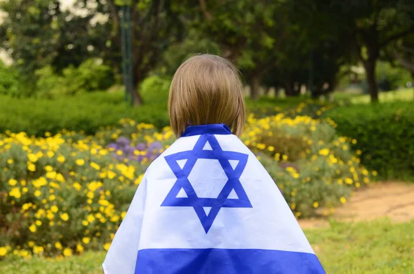 Menino Com Bandeira Israel Uma Criança Jardim Florescente Celebra Dia Fotos De Bancos De Imagens