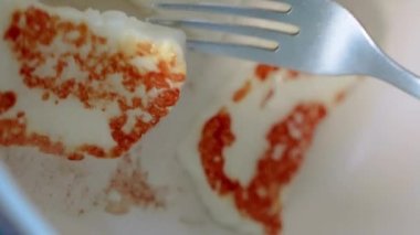 Kızarmış Halloumi peyniri kızartma tavasında. Tavada kızarmış peynir, yakın çekim. Izgara Yunan Peyniri