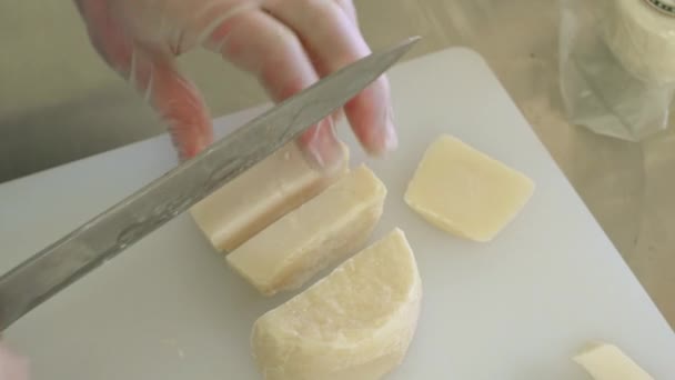 Μια Γυναίκα Λευκό Παλτό Και Γάντια Κόβει Robiola Caprino Τυρί — Αρχείο Βίντεο