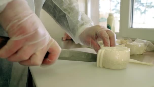 Beyaz Önlüklü Eldivenli Bir Kadın Halloumi Peyniri Keser Yakın Çekim — Stok video