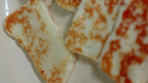 ホロミチーズを白いフライパンで炒める フライパンで揚げたチーズを閉じます 焼きギリシャチーズ — ストック動画
