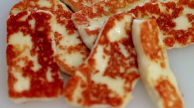 Peynirli tadım tabağı. Izgara halloumi, parmesan, Yunan, İtalyan peyniri. Keçi peyniri üretimi Yumuşak ve sert koyun peyniri
