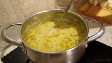 Mantar çorbası. Ocakta çorba, ellerde krema çorbası.