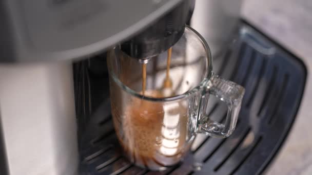 Koffiemachine Schenkt Americano Koffie Crèmekoffie Close Slow Motion Transparante Grote — Stockvideo