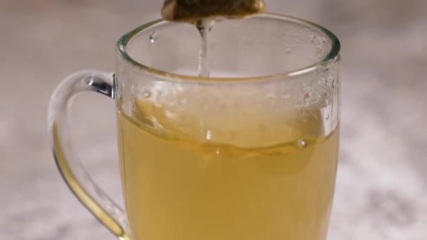 Chá Verde Bolsas Chá Transparente Dissolve Água Quente Caneca Transparente — Vídeo de Stock