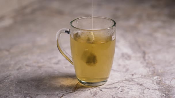 绿茶袋装 透明茶在热水中溶解 透明杯子 绿茶酿造 — 图库视频影像